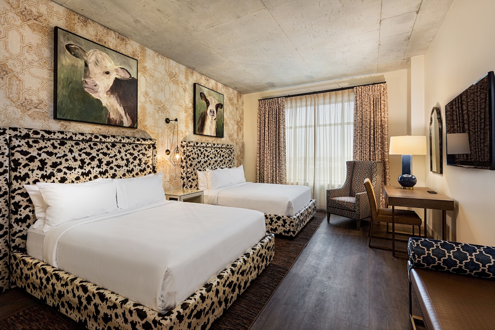 Room, 2 Queen Beds, Pool View - Photo 1