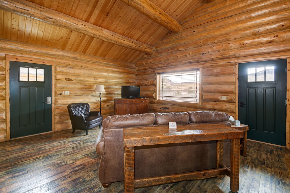 Cabin, 2 Bedrooms, Mountain View, Ground Floor - No Pets photo 2