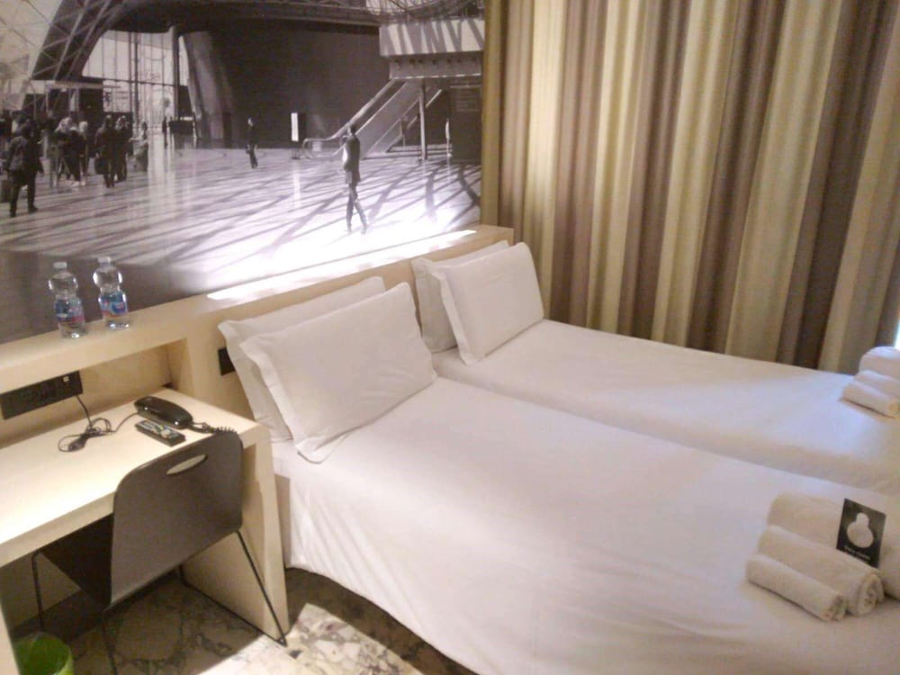 Superior Twin Room, Non Smoking thumbnail 5