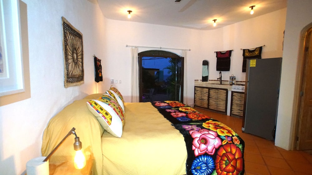 Unit #3 Studio Suite, 1 King Bed, Kitchen, Ocean View