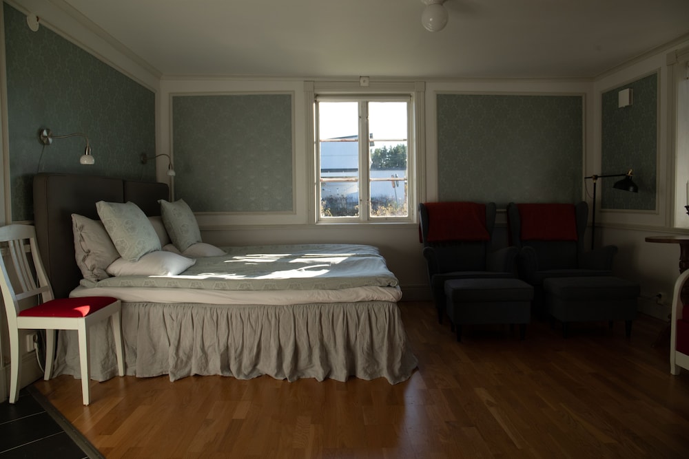 Family Room, Private Bathroom - Photo 8