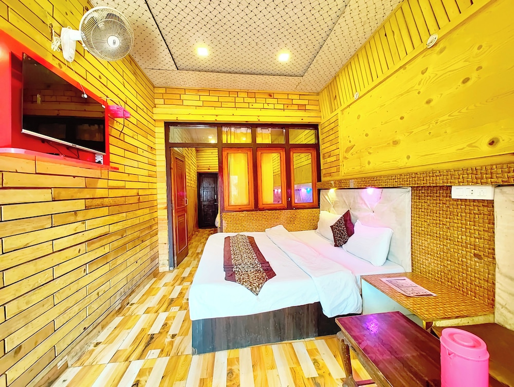 Family Room, Multiple Beds, Lake View photo 3