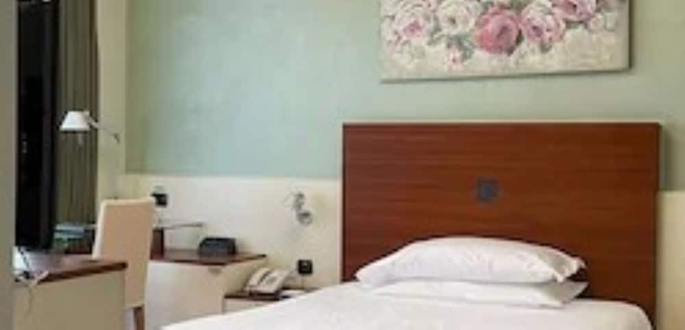 Standard Room, Multiple Beds, Non Smoking photo 2