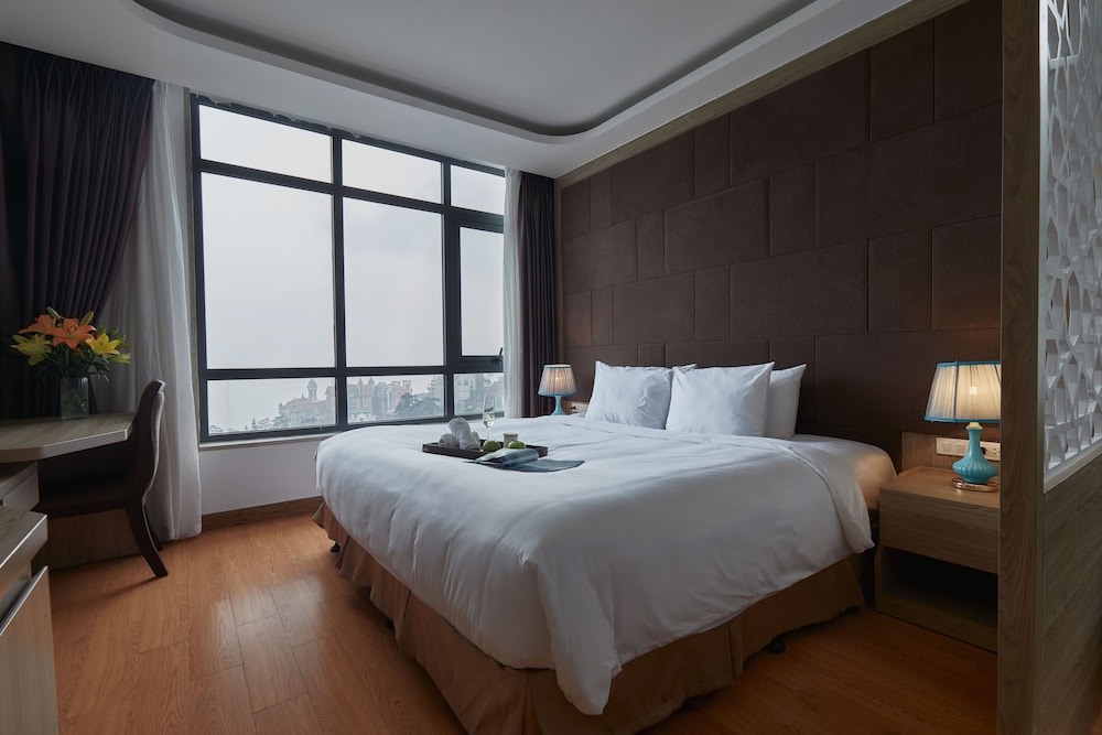 Luxury Suite, 1 King Bed, Bathtub, Mountain View photo 1