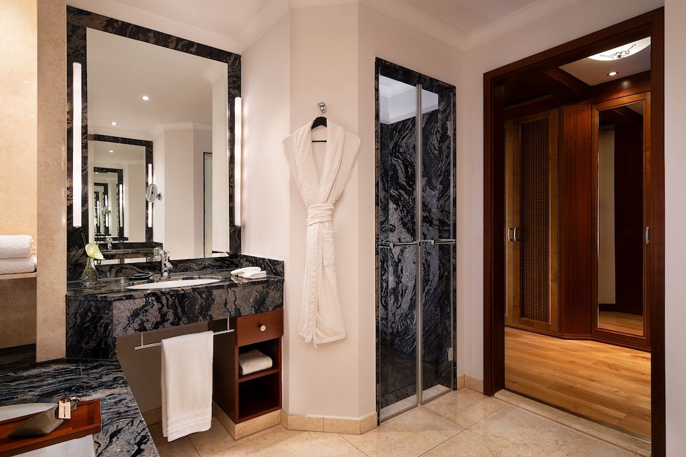 Grand Deluxe Room, 1 King Bed, Sea View - Photo 16