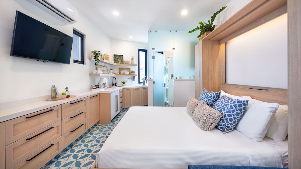 Deluxe Room, 1 Queen Bed