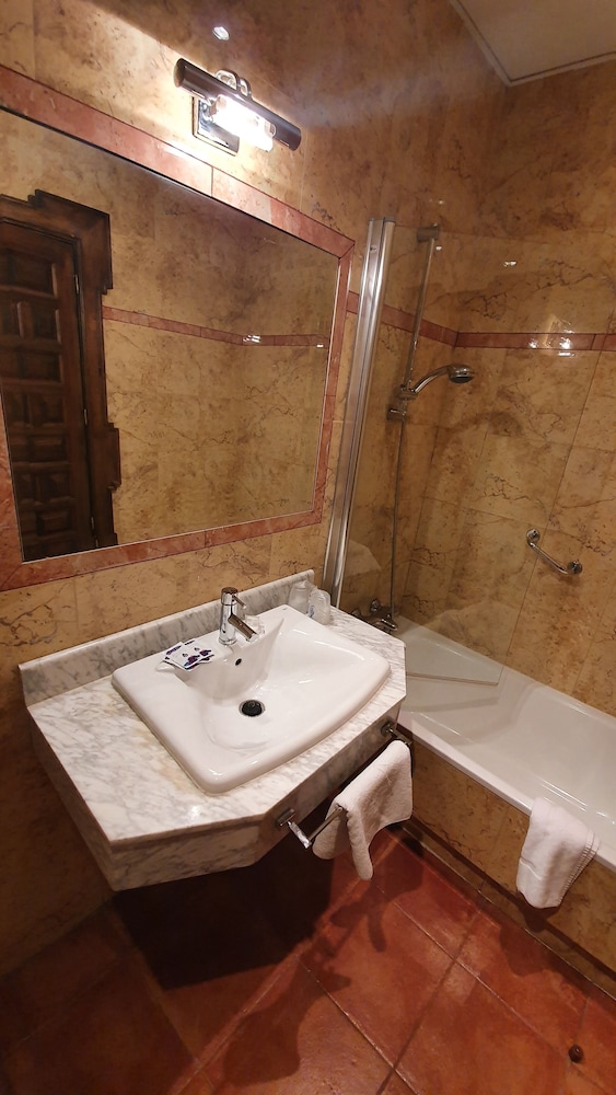 Double or Twin Room, City View - Photo 11