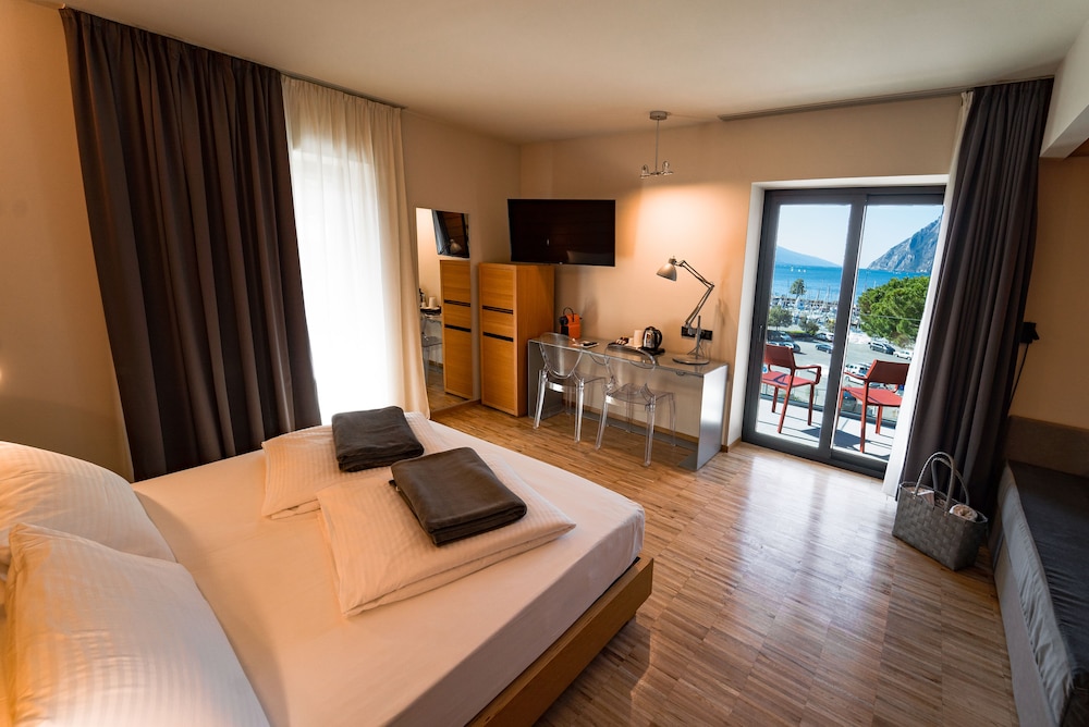 Panoramic Room, Lake View - Photo 5