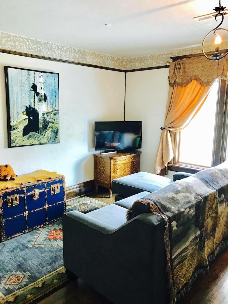 201 King three Room Sofa Suite, Mountain Yard View., photo 6