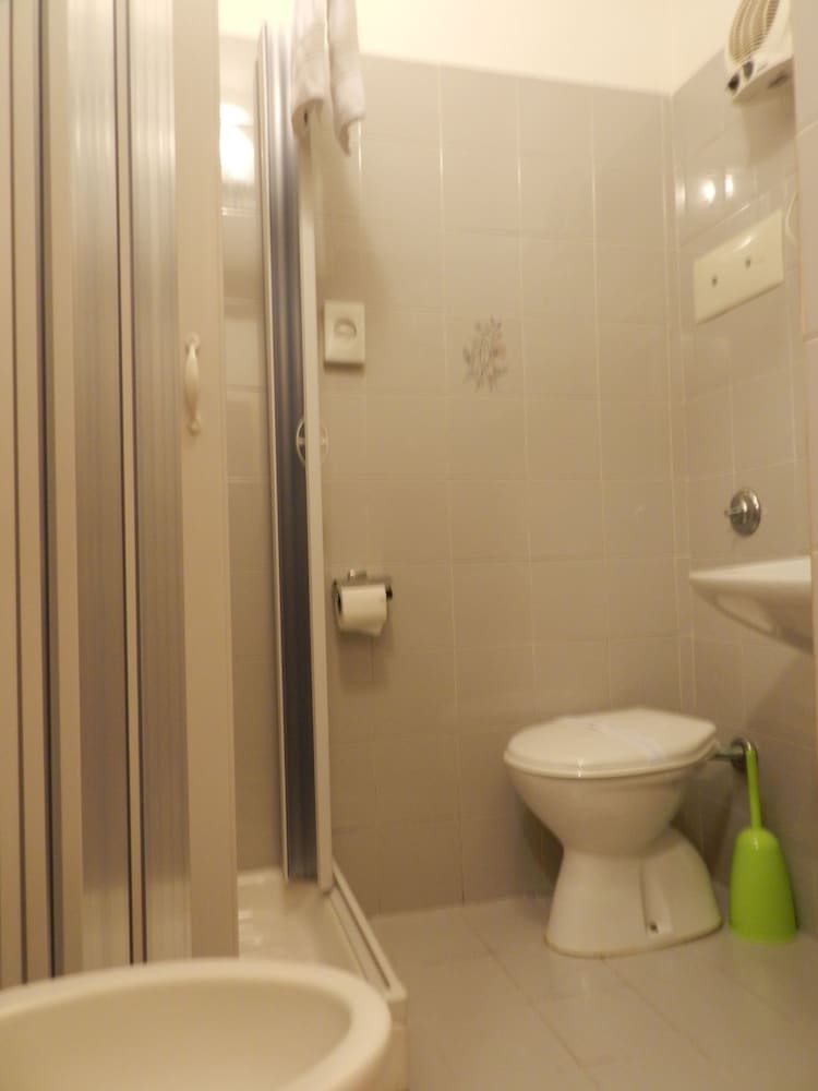 Economy Twin Room, Private Bathroom, Tower photo 3