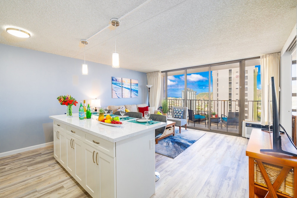 Diamond Head and Ocean views with King Bed and Parking: Condo, 1 Bedroom, Balcony, Ocean View (0023) photo