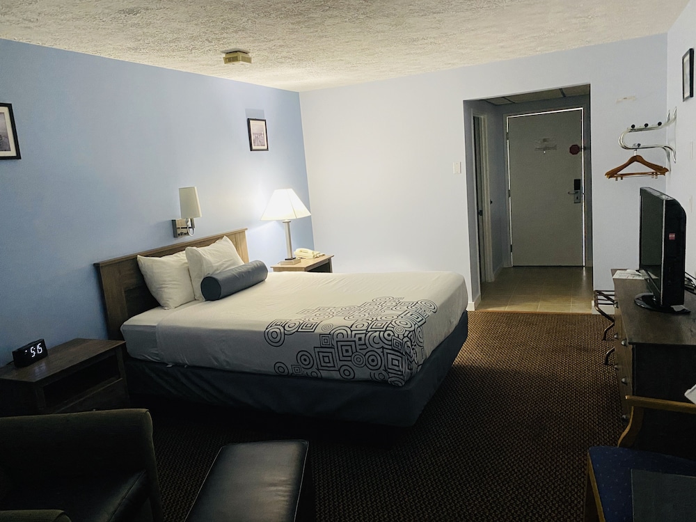 Standard Room, 1 King Bed, Patio or Balcony, River View photo 2