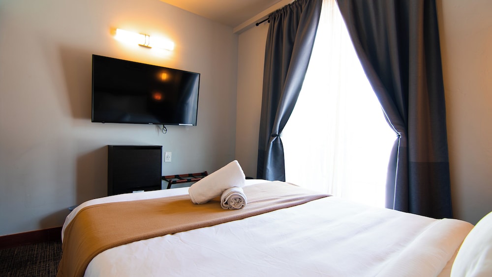 Economy Room, 1 Queen Bed, Shared Bathroom, Mountain View photo 3