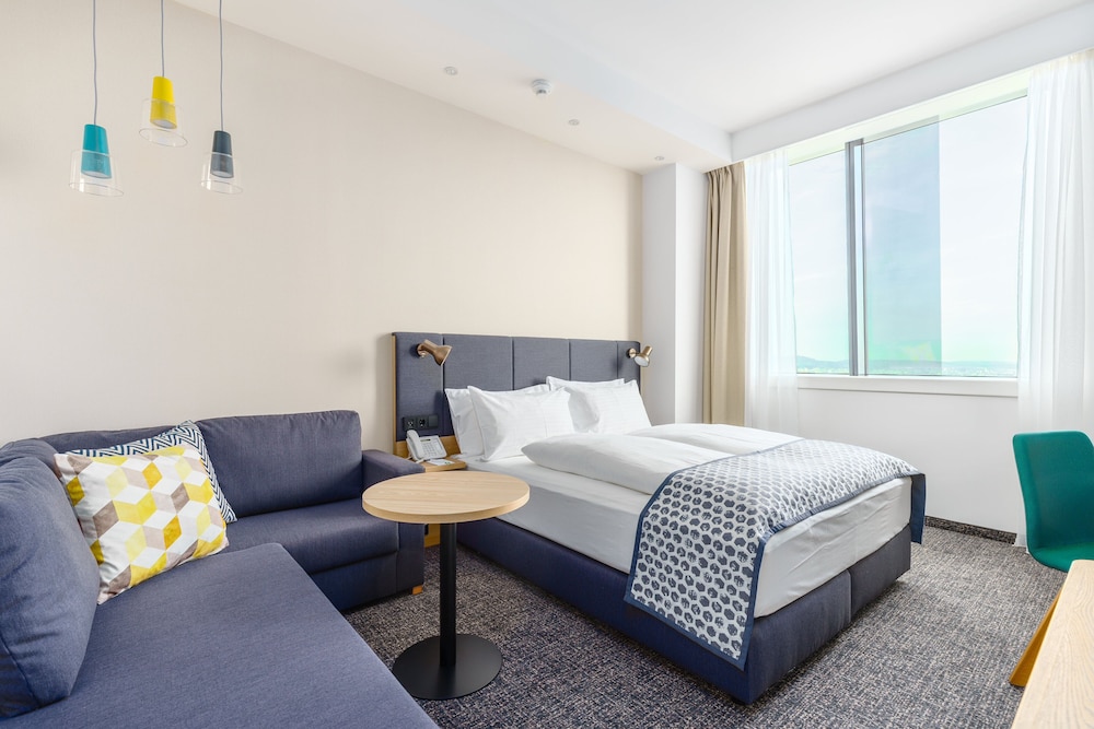 Standard Room, 1 Queen Bed With Sofa Bed (High Floor)