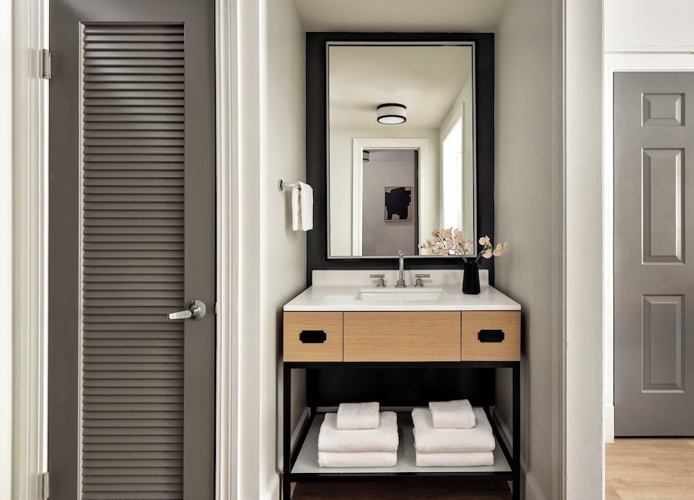 Room, 1 King Bed, Accessible Bathtub (Communications, Mobility)