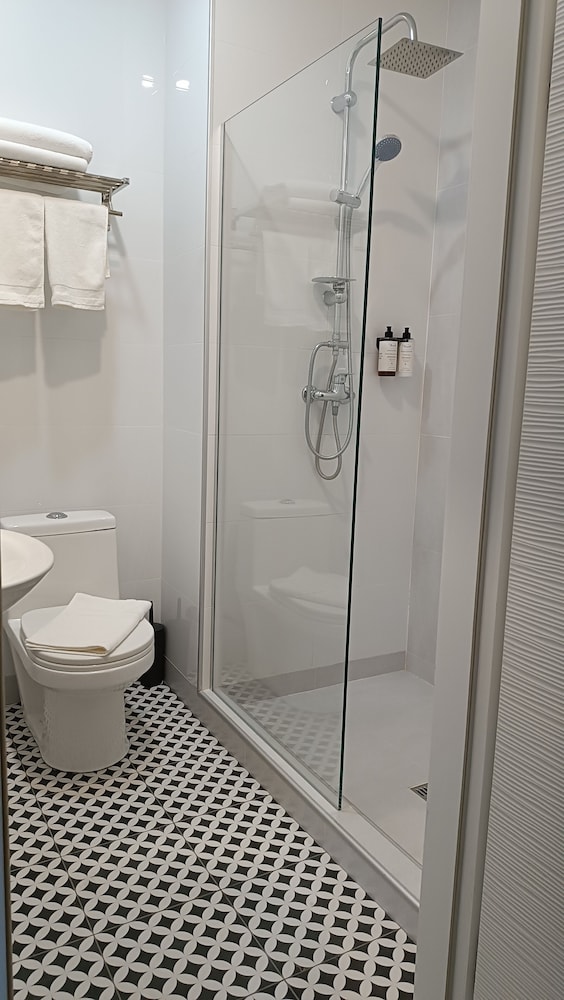 Standard Single Room, 1 King Bed, Balcony photo 3