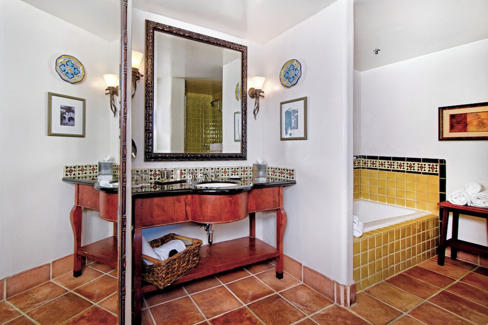 Premium Suite, 1 King Bed - Photo 4