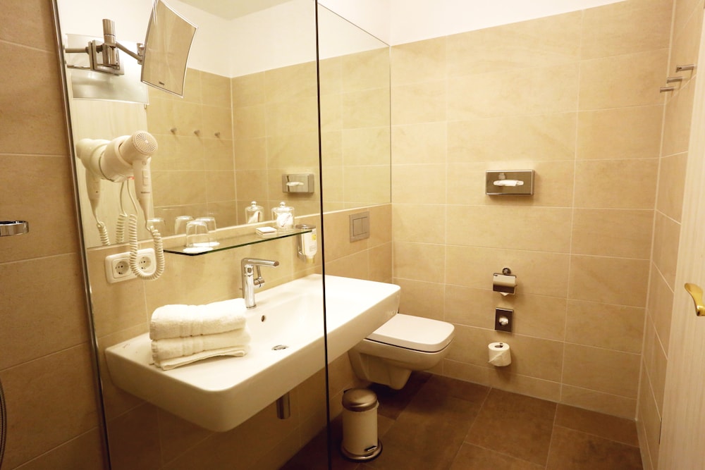 Standard Double Room - Photo 10