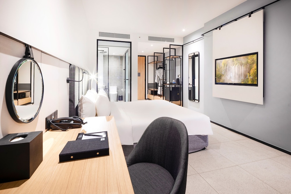 Deluxe Plus King Room - Photo 3