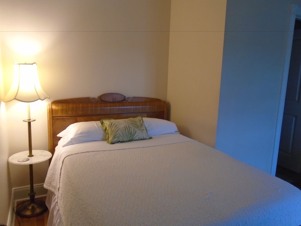 Italian Room with 1 Queen and 1 Double Bed photo 3