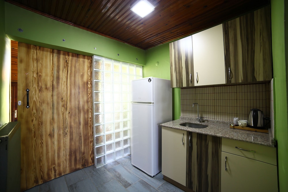 Deluxe Shared Dormitory, Multiple Beds, Partial Ocean View photo 3