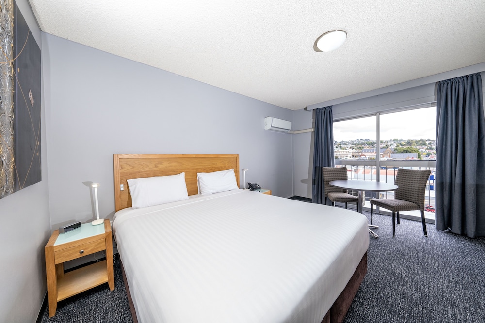 Standard Room, 1 King Bed, Non Smoking, Balcony photo 3
