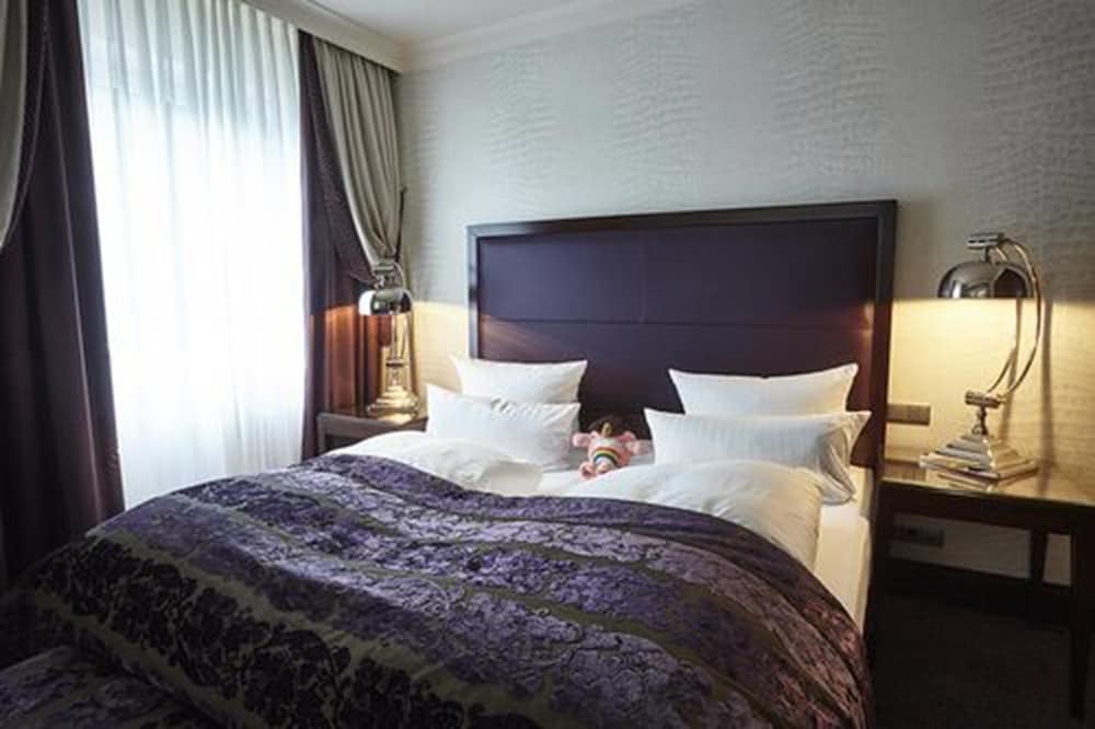 Suite, 1 King Bed, Balcony photo 2