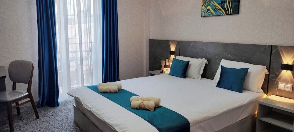 Deluxe Double Room, 1 King Bed, Courtyard View