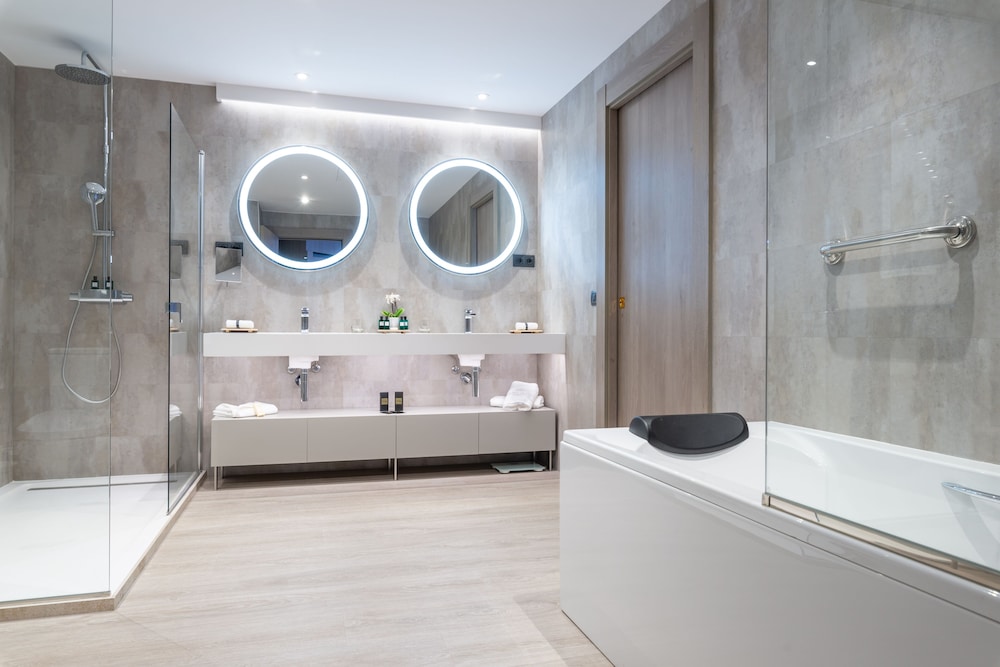 The Grand Level Suite