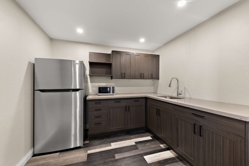 Suite, 2 Queen Beds, Non Smoking, Balcony (Walk-in Shower;Larger Room) - Photo 4