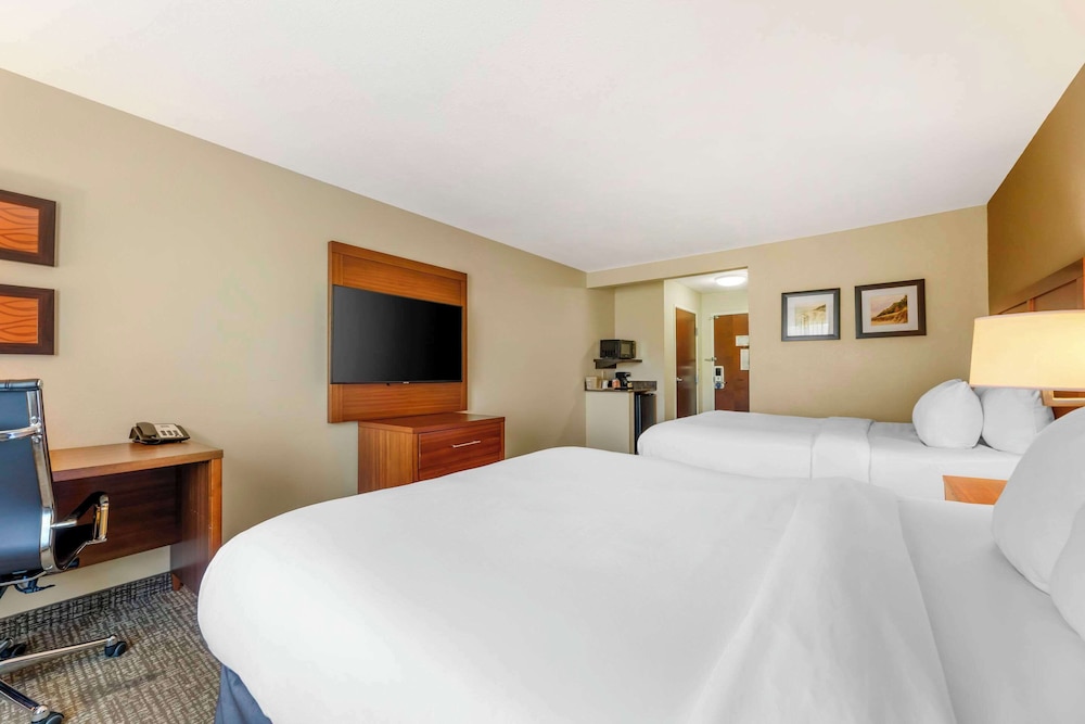 Standard Room, 2 Queen Beds, Non Smoking - Photo 1