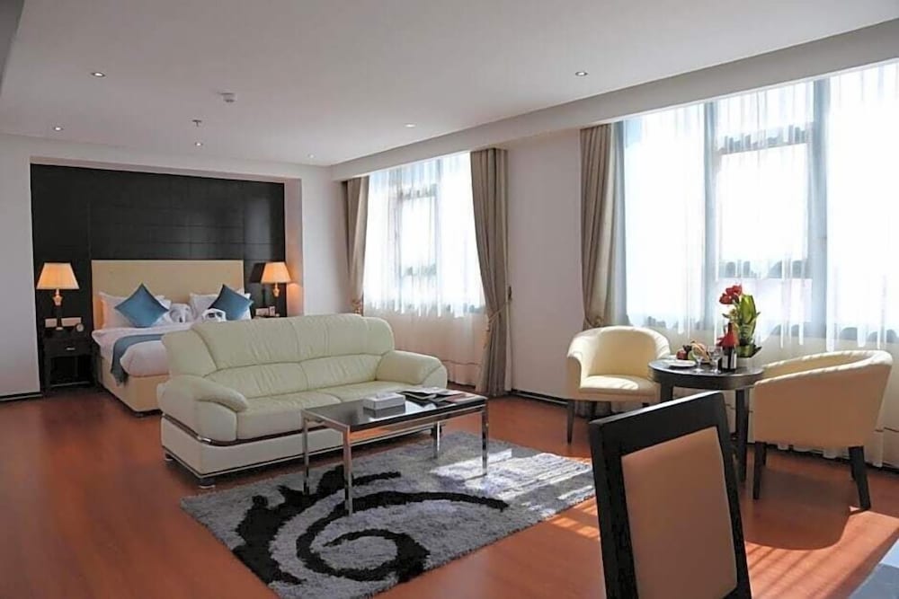 Deluxe Room, 1 King Bed photo 2