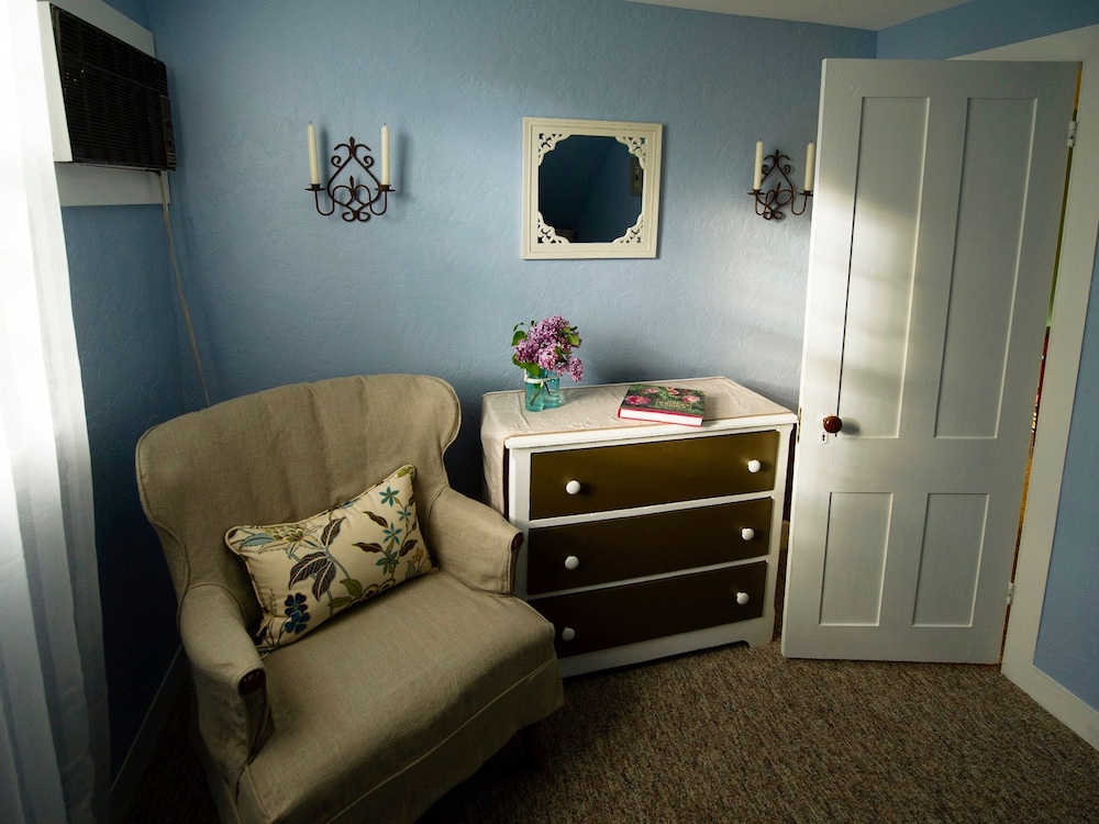 Suite, 1 Queen Bed, Non Smoking photo 2