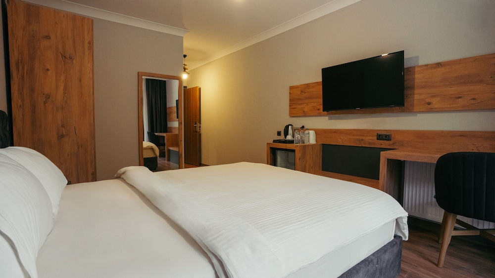 Standard Room, Balcony, Lake View - Photo 4