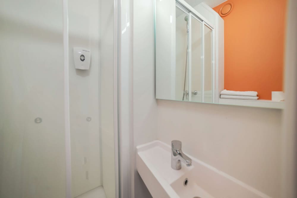 Standard Room, Multiple Beds - Photo 15