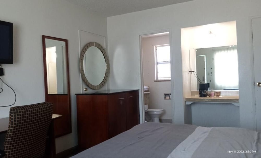 Room, 2 Queen Beds photo 3