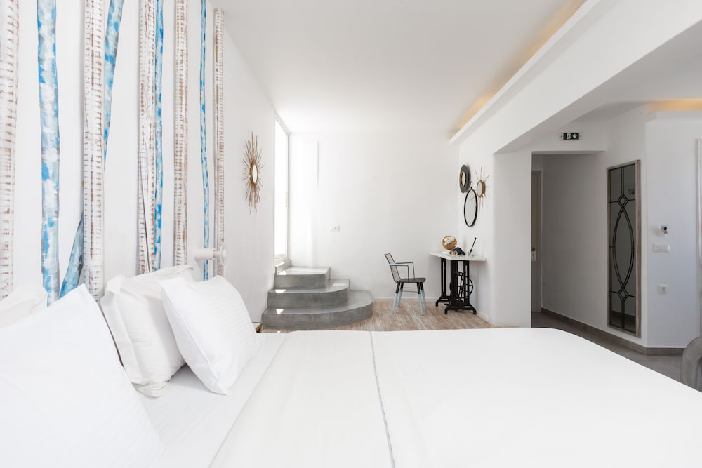 Deluxe Seaview Suite - Photo 11