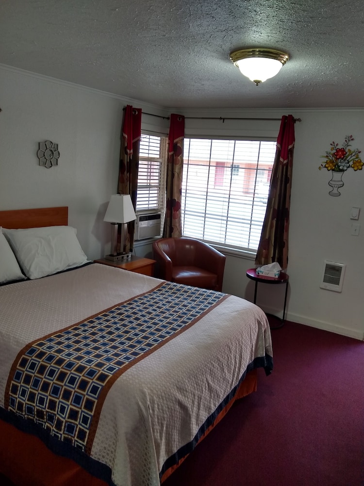 Room, 2 Queen Beds, Non-smoking - Photo 4