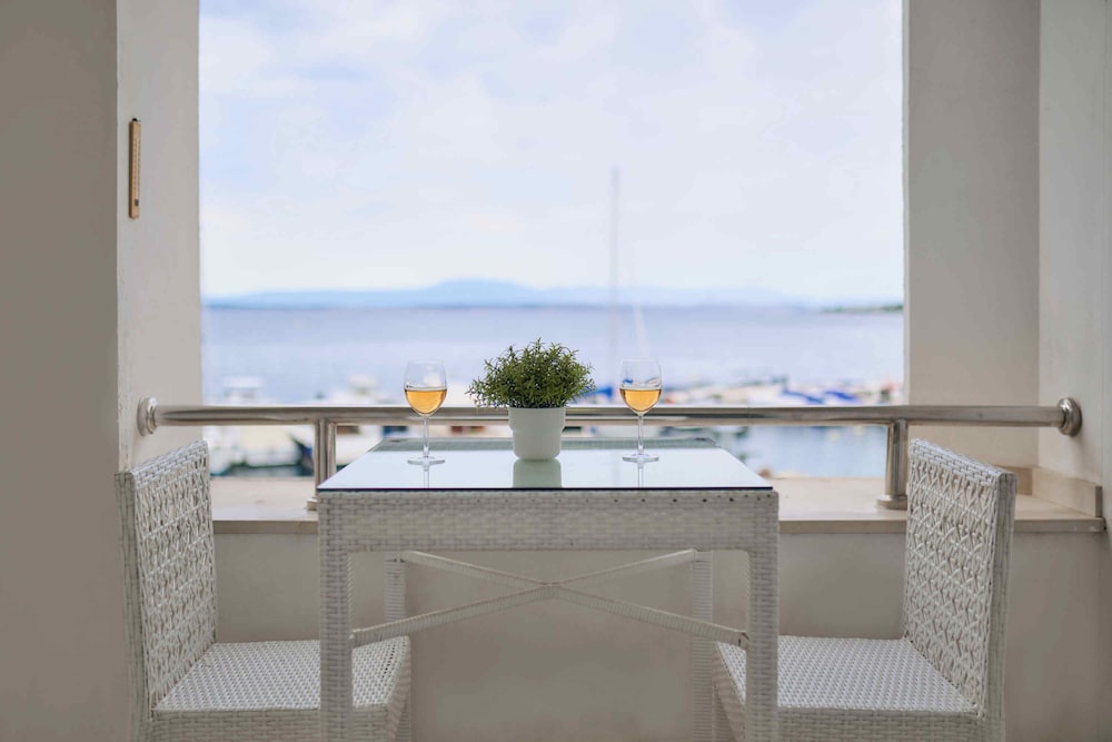 Suite with Sea View and Balcony - Photo 9