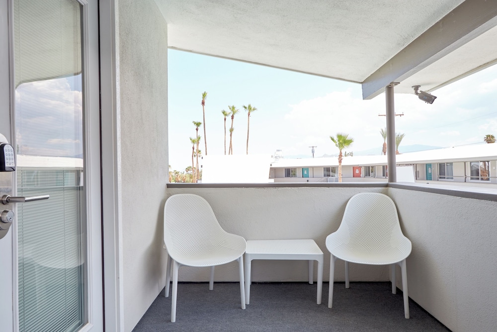 Suite, 1 King Bed, Balcony photo 3