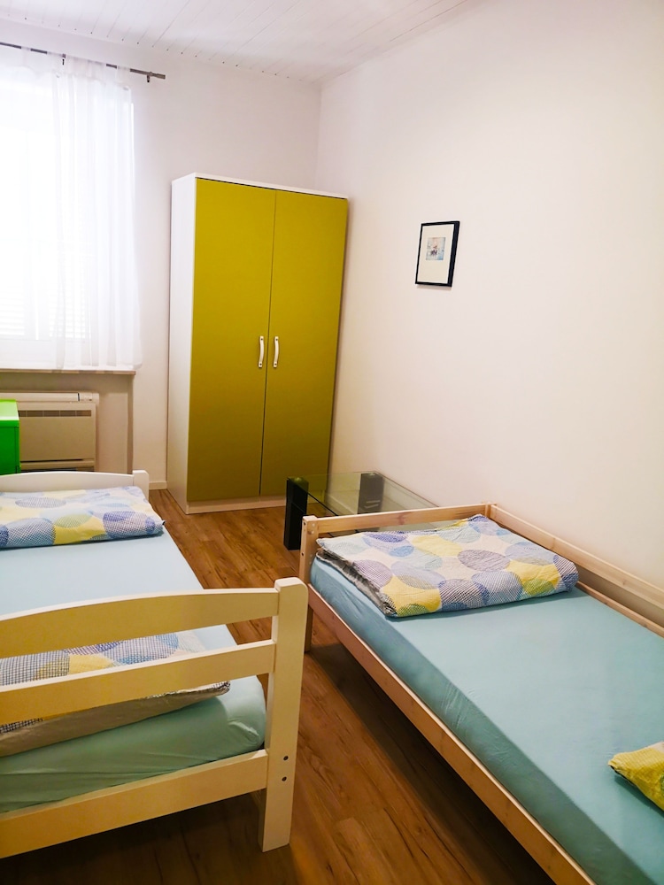 Room, 2 Twin Beds, Non Smoking, Shared Bathroom - Photo 6