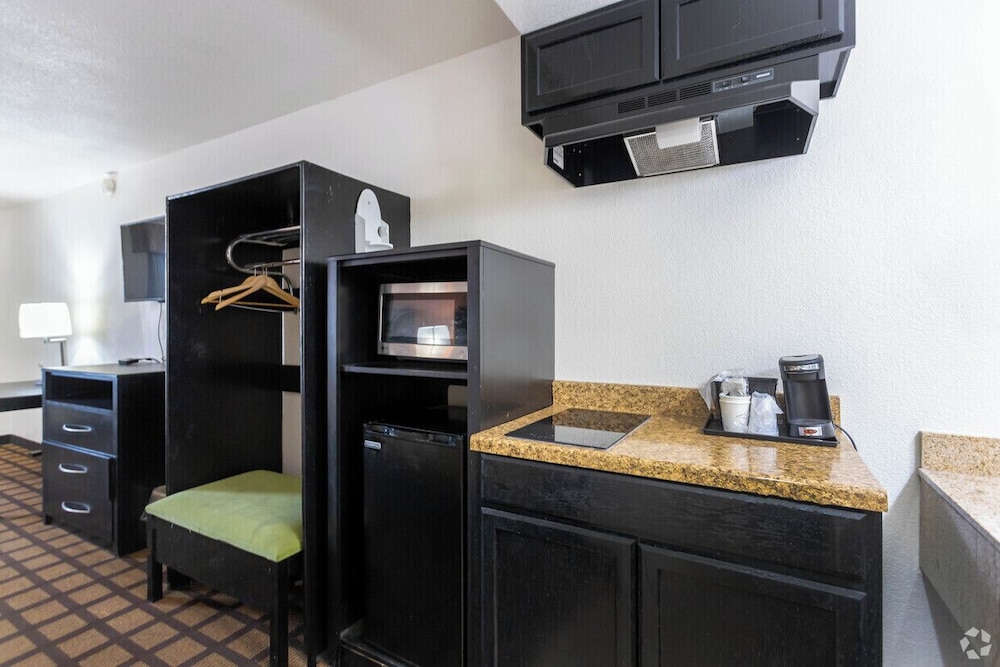 Room, 2 Queen Beds, Non Smoking, Kitchenette - Photo 1