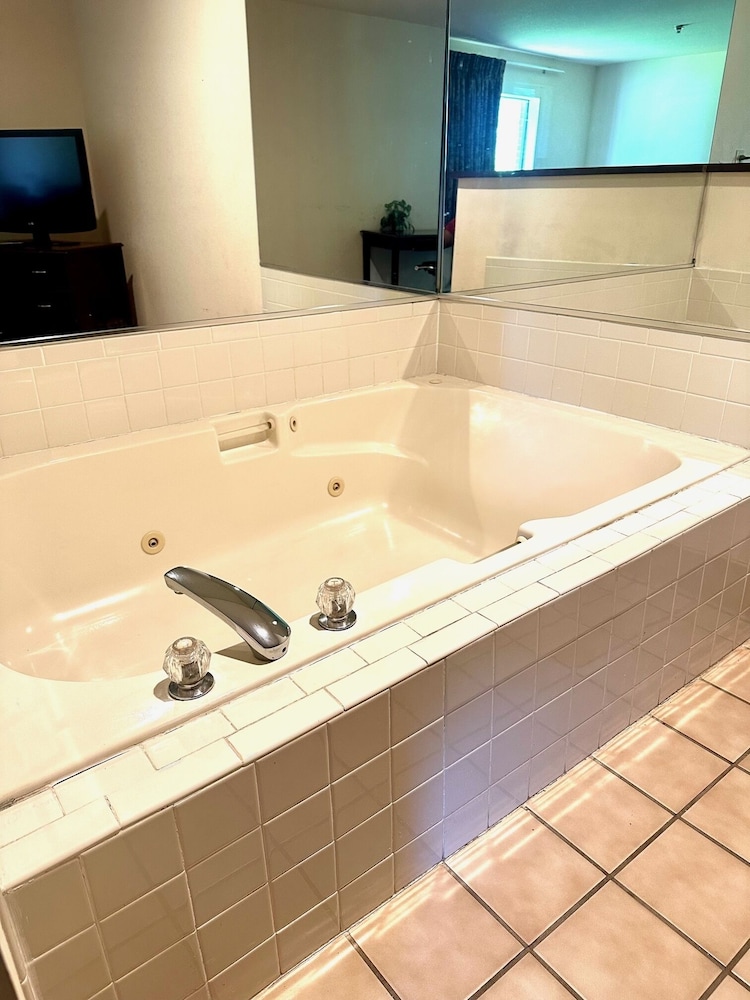 Standard Room, 1 King Bed photo 3