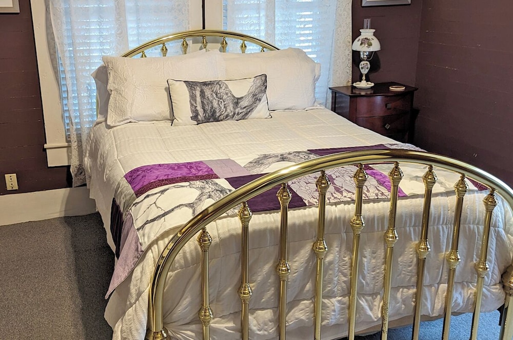 Unicoi Queen Room photo 1