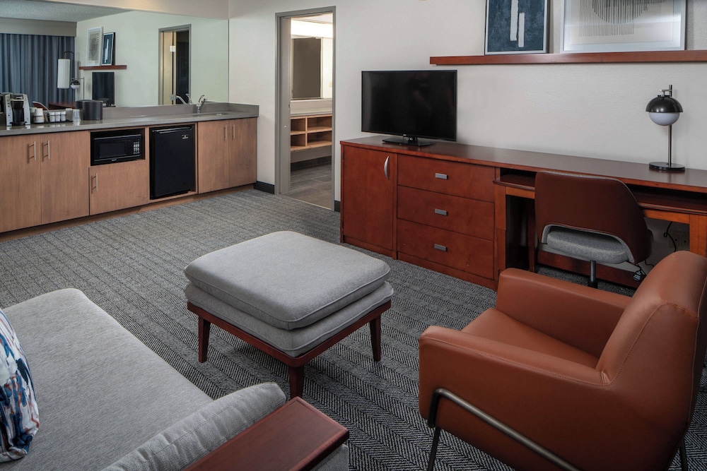 Suite, 1 Bedroom, Courtyard View - Photo 4