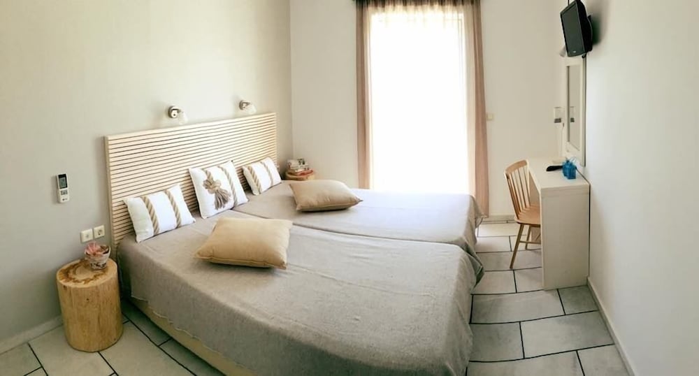 Economy Twin Room (Semi-Basement) photo 2