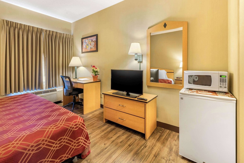 Standard Room, 1 King Bed, Non Smoking - Photo 2