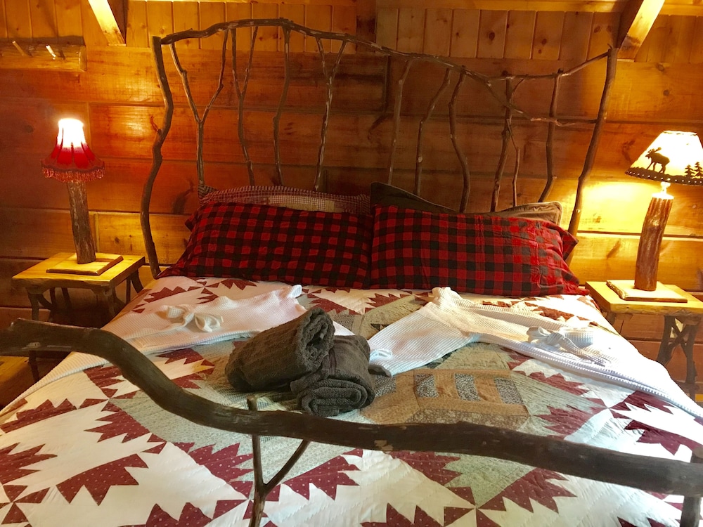Teaberry Romantic Cabin (Pet Friendly) photo 1