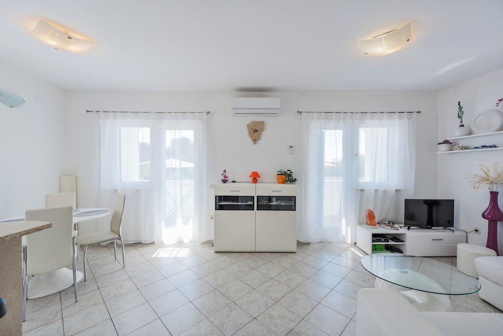 Villa, 4 Bedroom - Sleep 7 photo 3