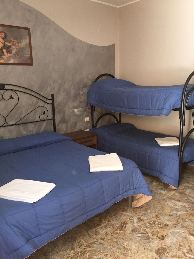 Classic Triple Room, 1 Bedroom, Private Bathroom - Photo 7